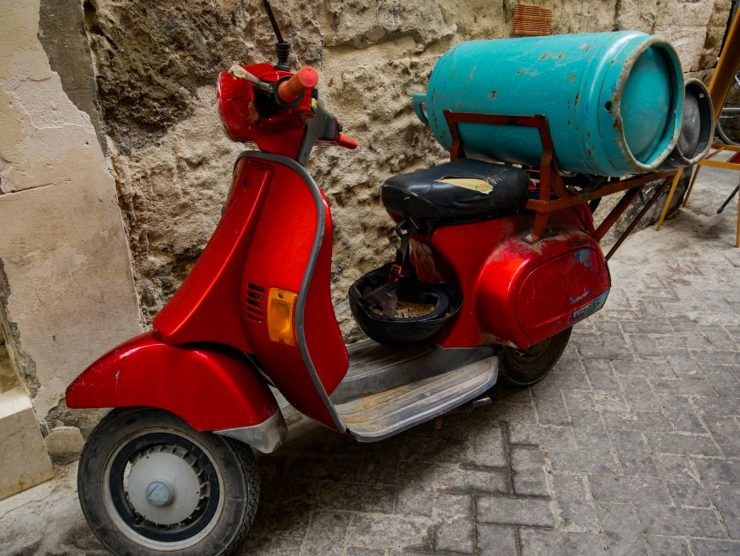 Scooter dans les ruelles de Syracuse Comme une envie de voyage
