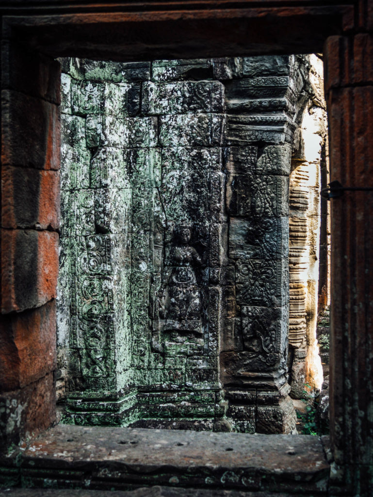 Une des nombreuses portes des temples