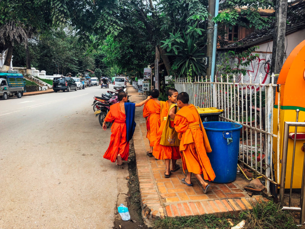 Des petits moines en tenues traditionnelles