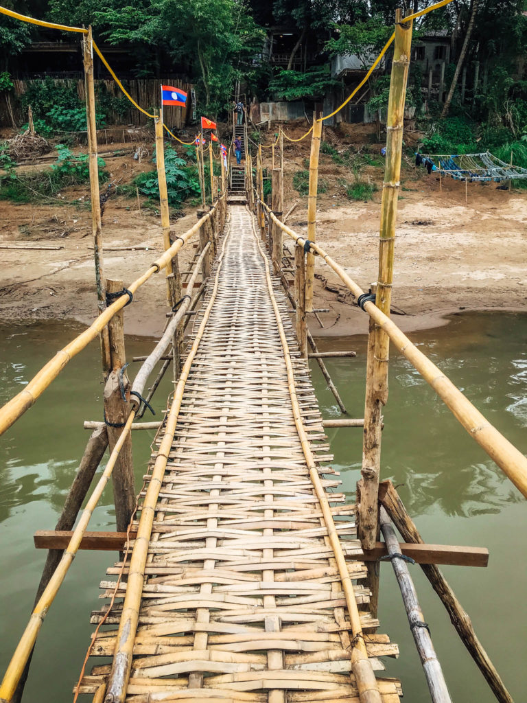 La traversée sur le pont en bambou