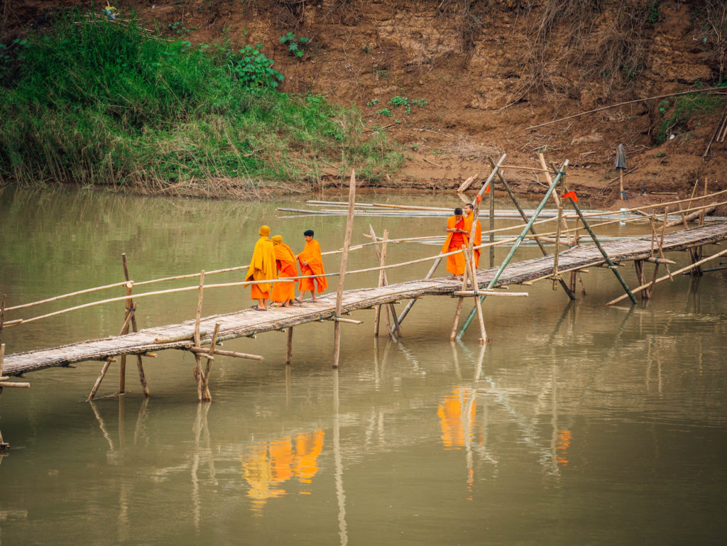 Des moines sur un pont en bambou