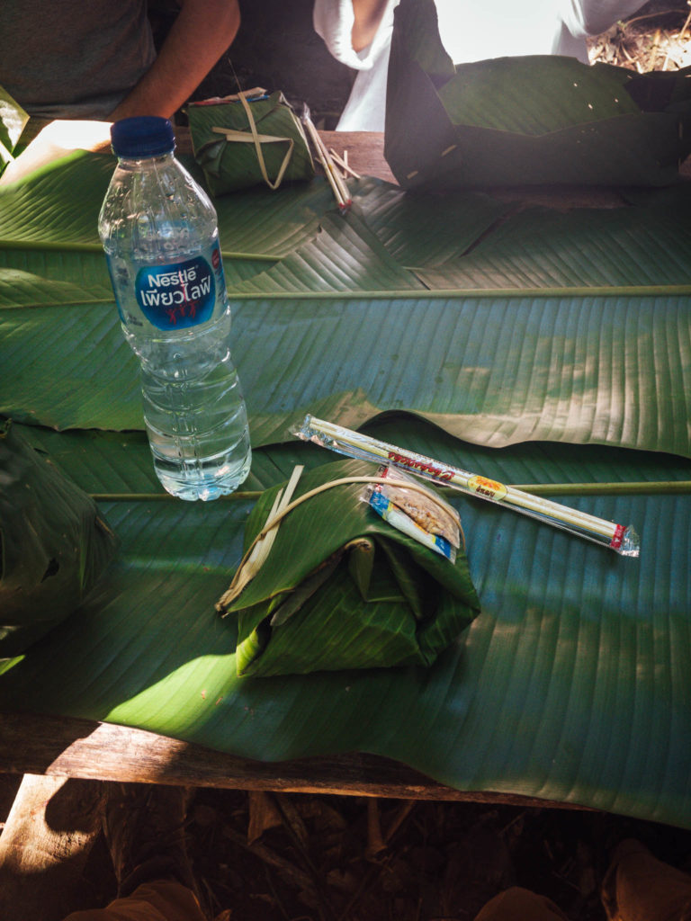 Ici pas d'assiette en plastique mais des feuilles de bananier pour emballer notre pad thai