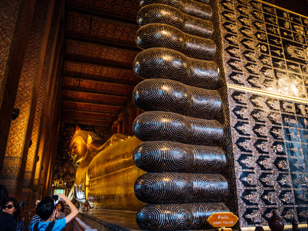Les pieds du bouddha géant.