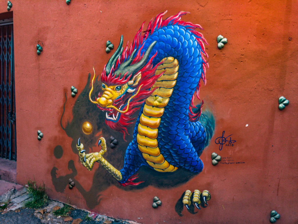 Un dragon sortant du mur