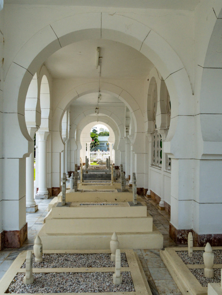 Des tombes autour de la mosquée