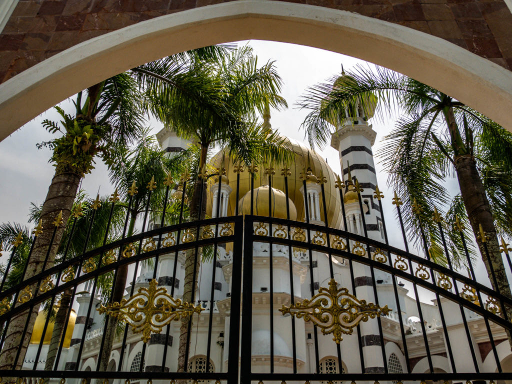 La grille d'entrée dans la mosquée