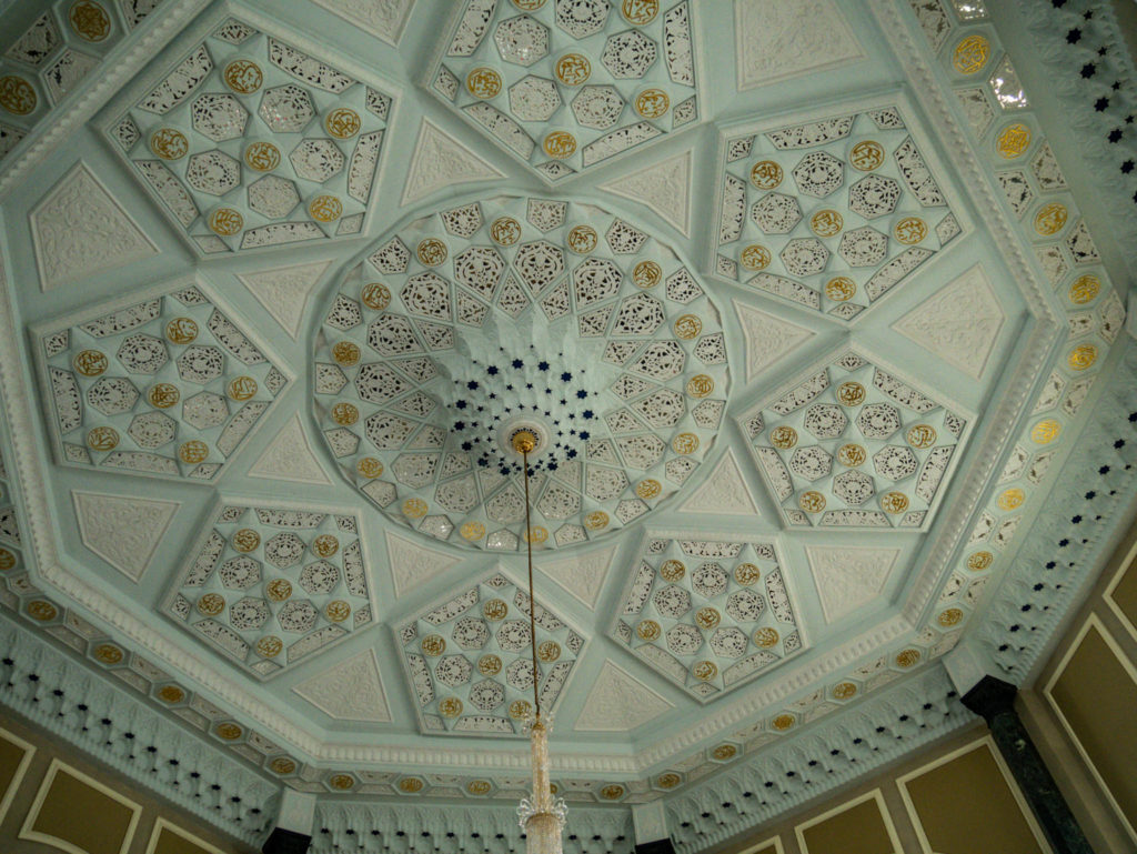 Le plafond d'une des salles de la mosquée