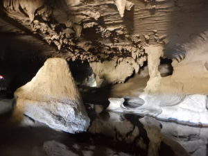 L'intérieur de la grotte Waipu