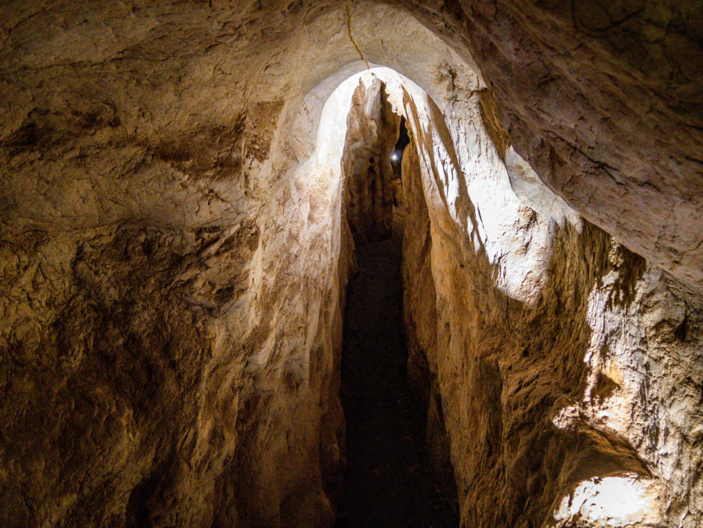 Un tunnel dans la grotte