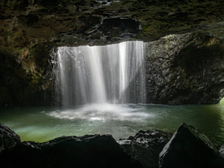 Spectacle du jour : cascade de 100 mètres et tunnel d’eau