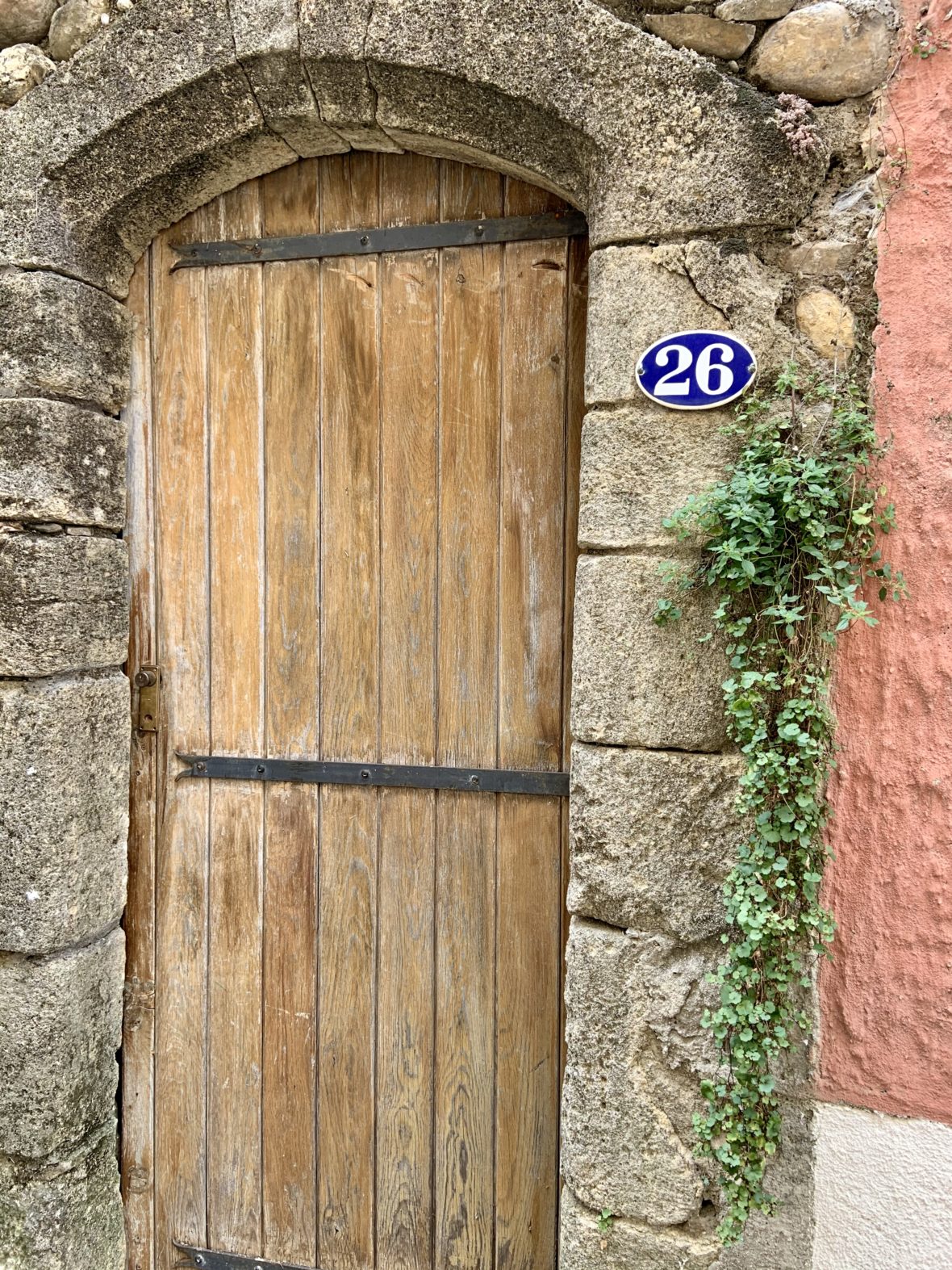 Une porte dans le village